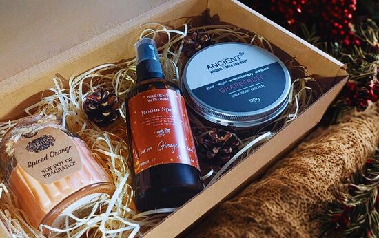 Kalėdinė dovanų dėžutė – sojų žvakė, greipfrutų kūno sviestas ir kambario purškalas „Frosted Sugar Plum“